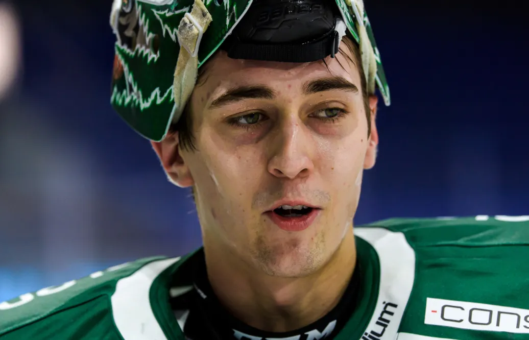 Arvid Holm skriver på för Colorado Avalanche