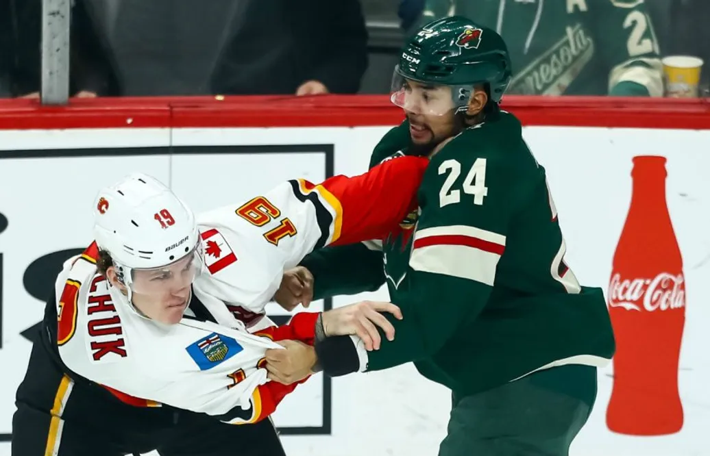 Efter tacklingen som sänkte Mikael Backlund – här försöker han ge igen