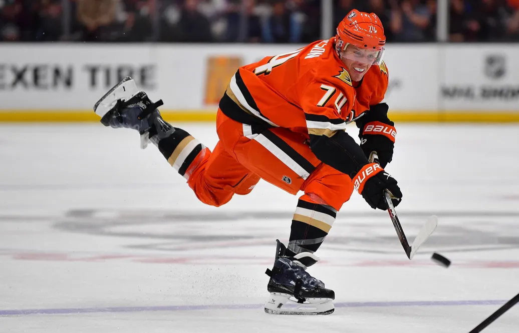 John Carlson fortsätter karriären i Tampa Bay Lightning. Foto: Gary A. Vasquez-Imagn Images