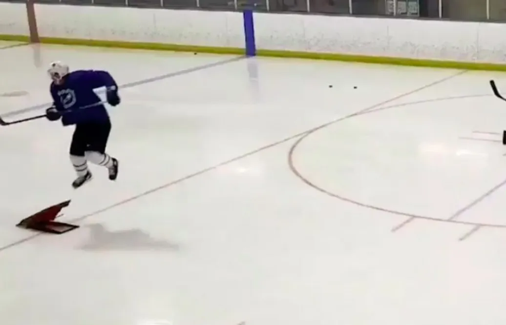 Unga NHL-stjärnans galna träningsvideo – använder trampolin på isen