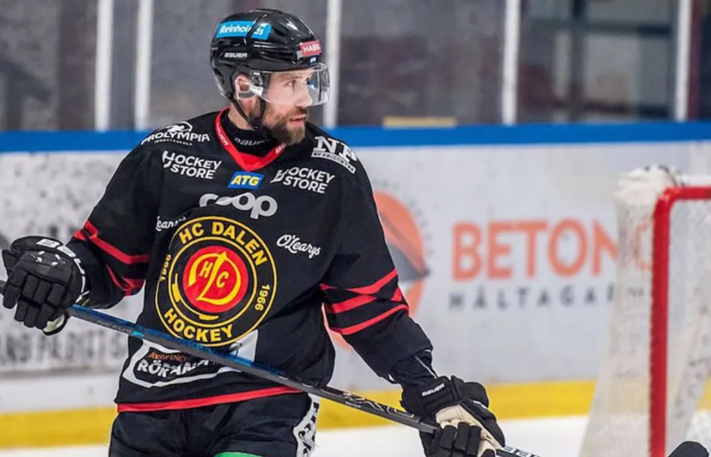 Klart: Tidigare SHL-backen stannar i Hockeyettan