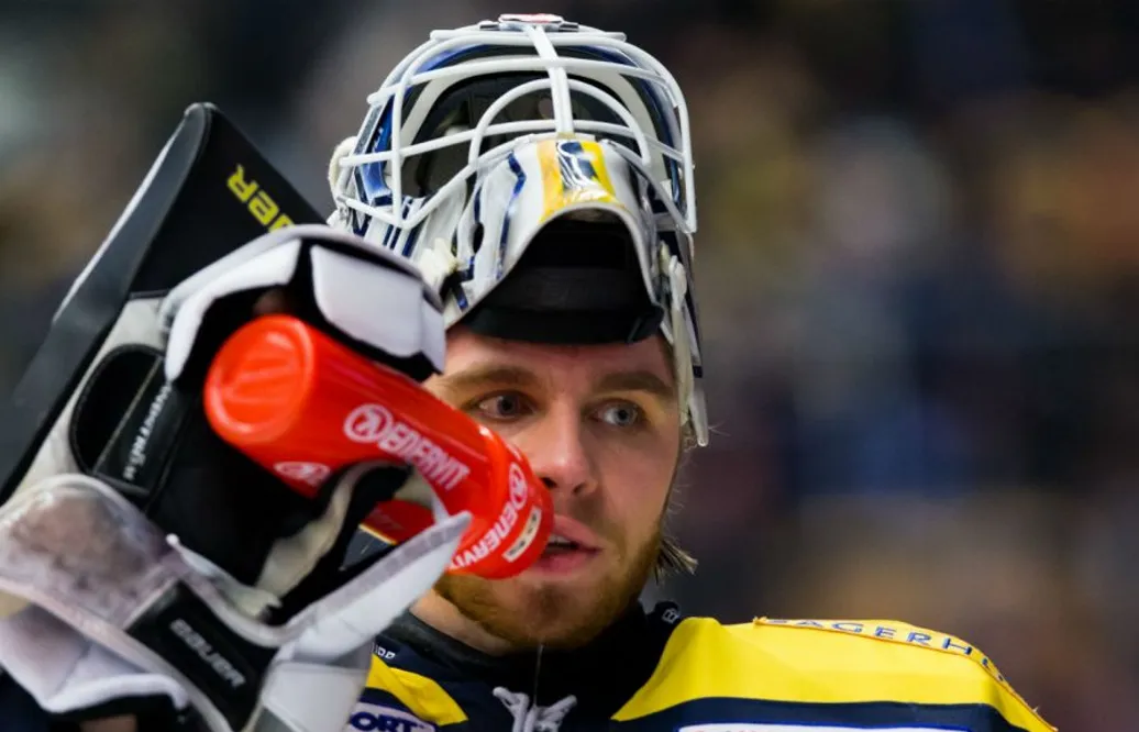 Efter mardrömssäsongen – nu får HV71-målvakten NHL-kontrakt med Philadelphia