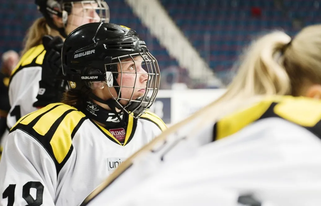 Otäcka scener i SDHL-derbyt – Brynässpelare till sjukhus: ”Foten stod åt fel håll”
