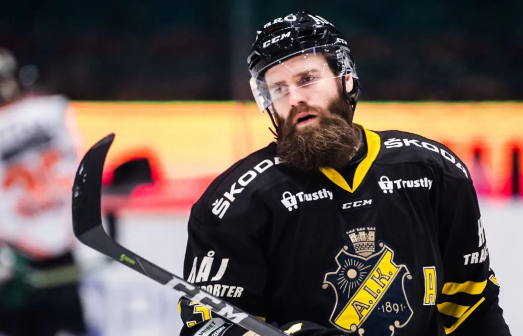 Tufft skadeläge – då tränar veteranen med klubben