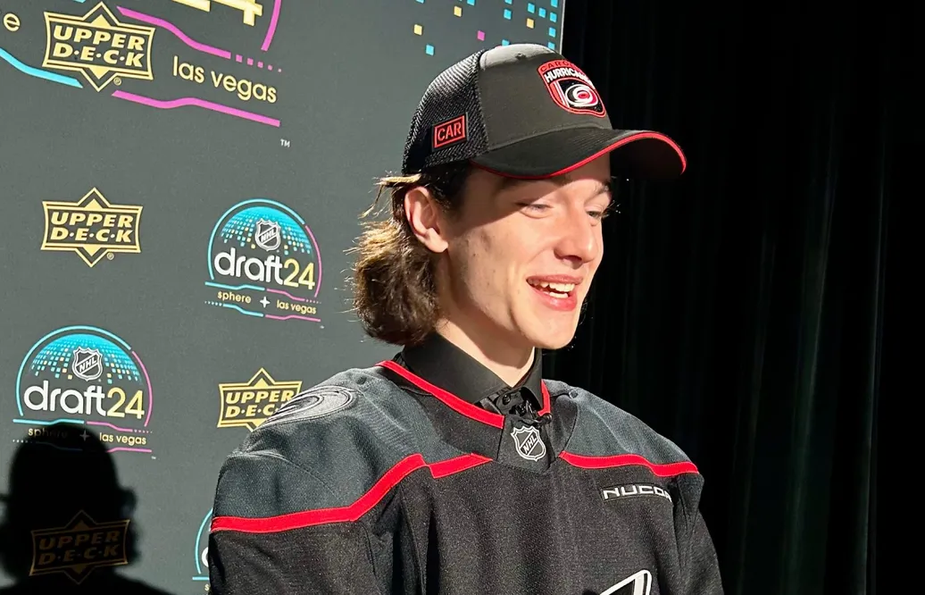 Dominik Badinka skriver på för Carolina Hurricanes