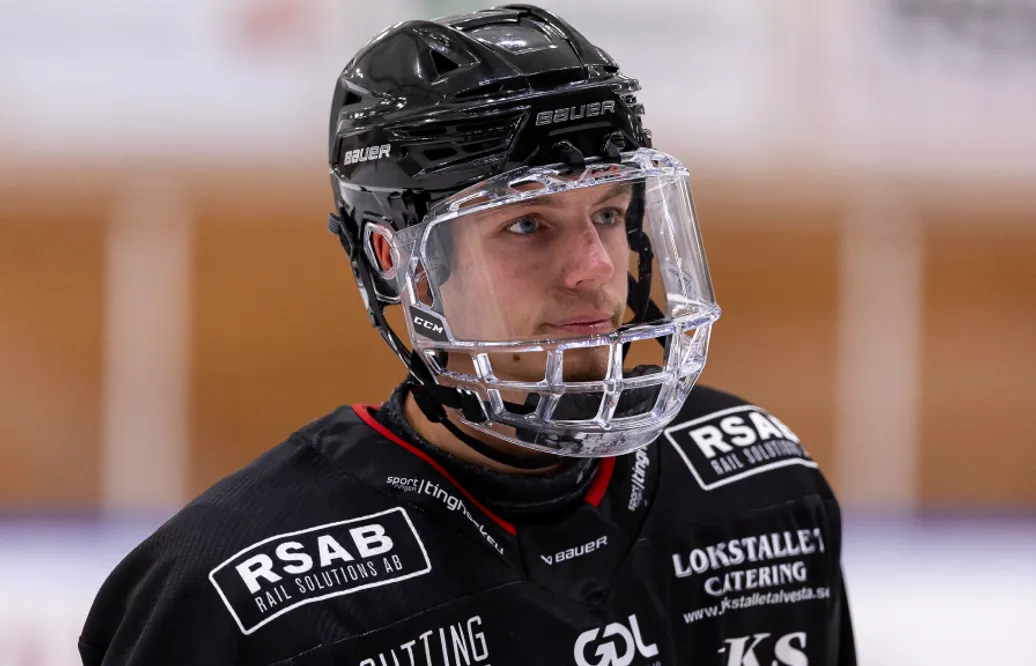 Otto Henell skriver på för Nybro Vikings efter tryouten