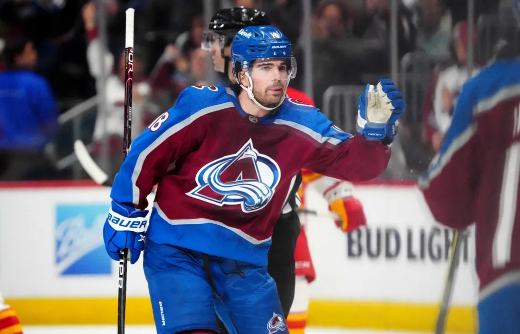 Colorado trejdar Alex Newhook till Montréal
