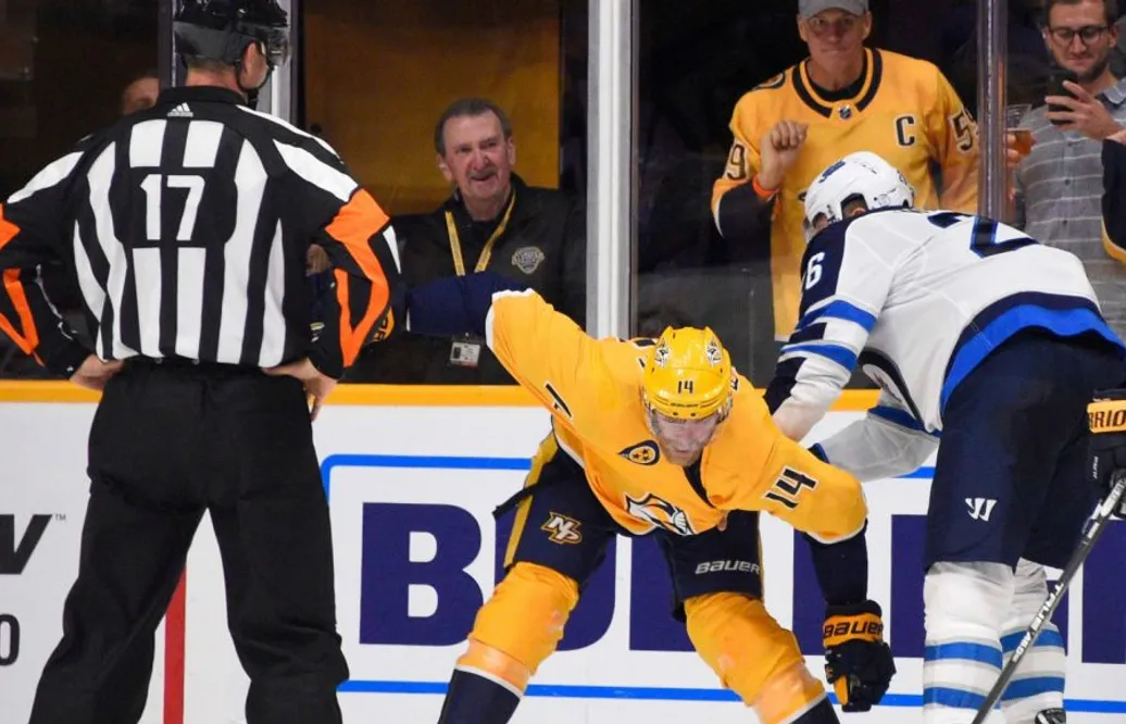 Här hamnar svensken i sitt första NHL-slagsmål – mot storstjärnan