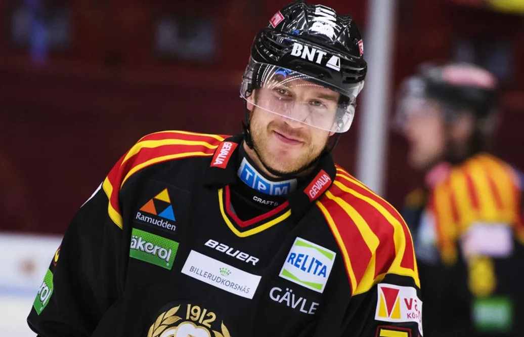 Efter tolv säsonger i SHL – nu flyttar centern utomlands