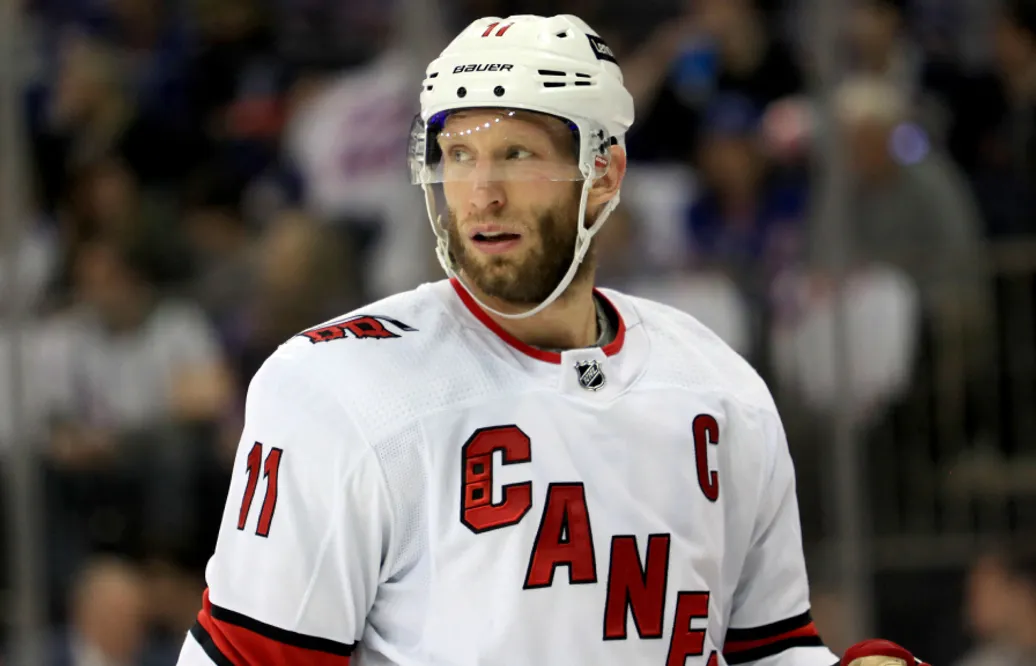 Jordan Staal stannar i Carolina – i fyra år till