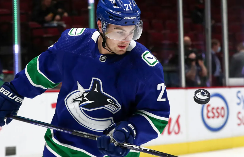 Nils Höglanders petades i natt – nu skickas han till AHL
