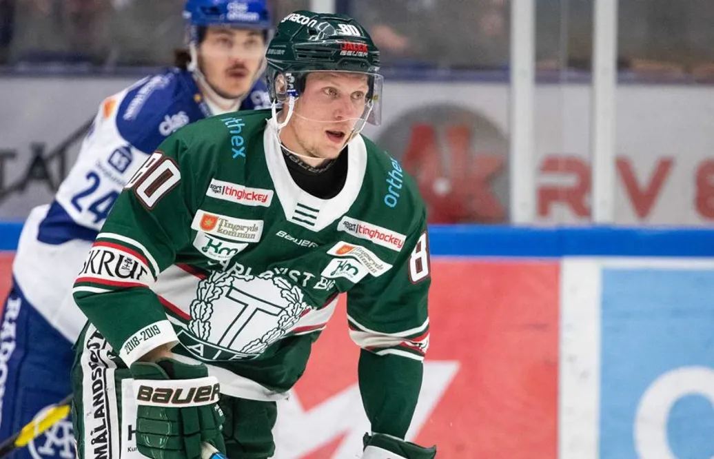 Tuffe forwarden kliver ned i Hockeyettan