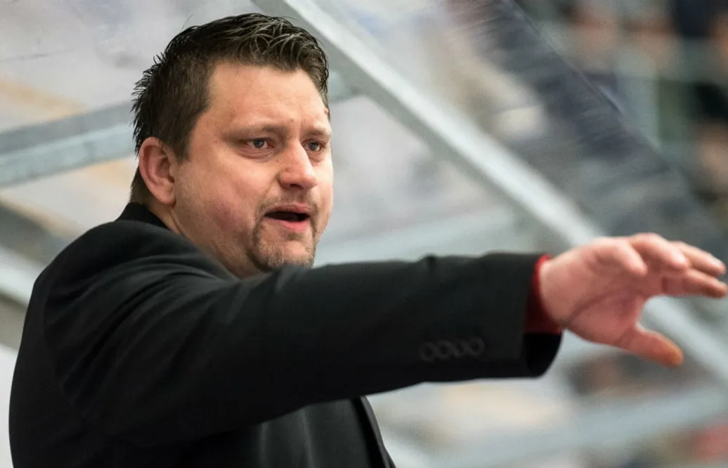 BOMBEN: Mora sparkar tränaren – de tar över
