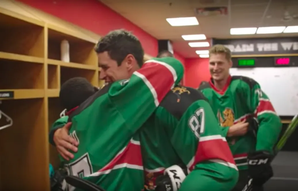 Se när Sidney Crosby och Nathan MacKinnon överraskar hockeyspelarna – från Kenya