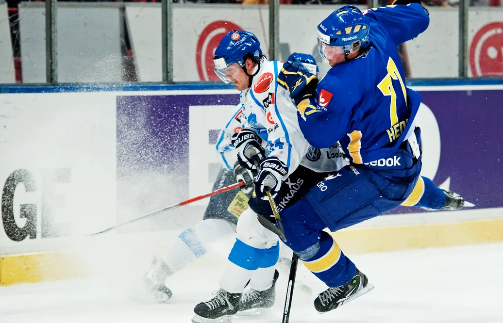 Sami Kapanen, Finland, tacklar Victor Hedman, Sverige 2010