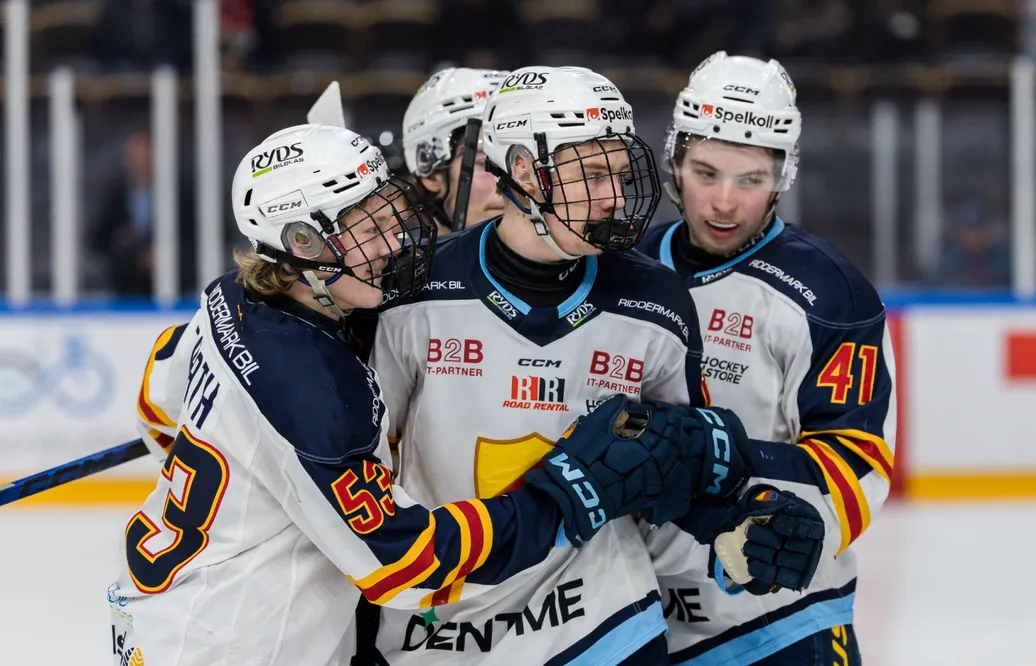 Hampus Zirath, till vänster, får chansen i Djurgårdens A-lag.