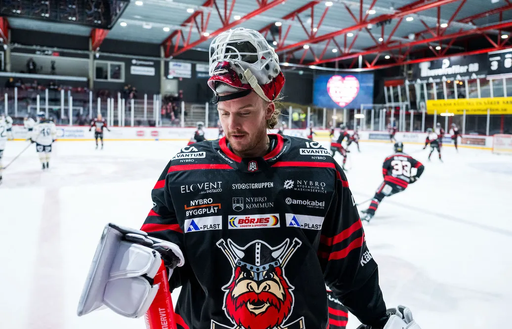 Målvakten tvingas lämna klubben: "Det är så pinsamt skött"