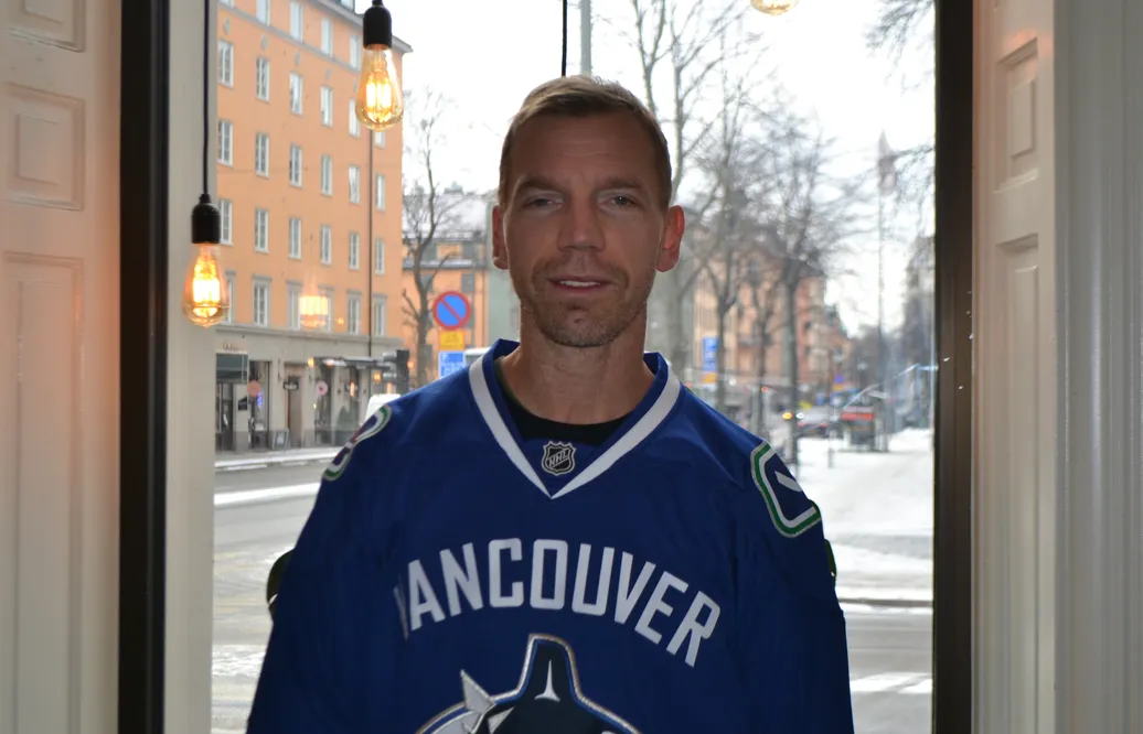 Han blev även en Canuck mot slutet av karriären