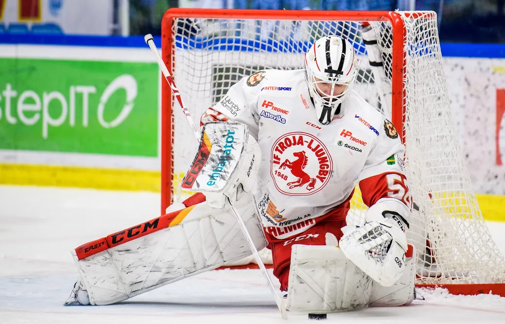 Anton Svensson i match för Troja i Hockeyallsvenskan 2021