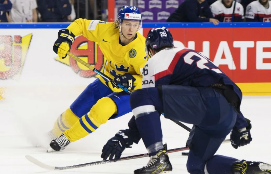 Nyblivne VM-guldmedaljören öppnar för spel i SHL-klubben