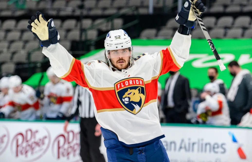 Calgary jobbar på förlängning med MacKenzie Weegar