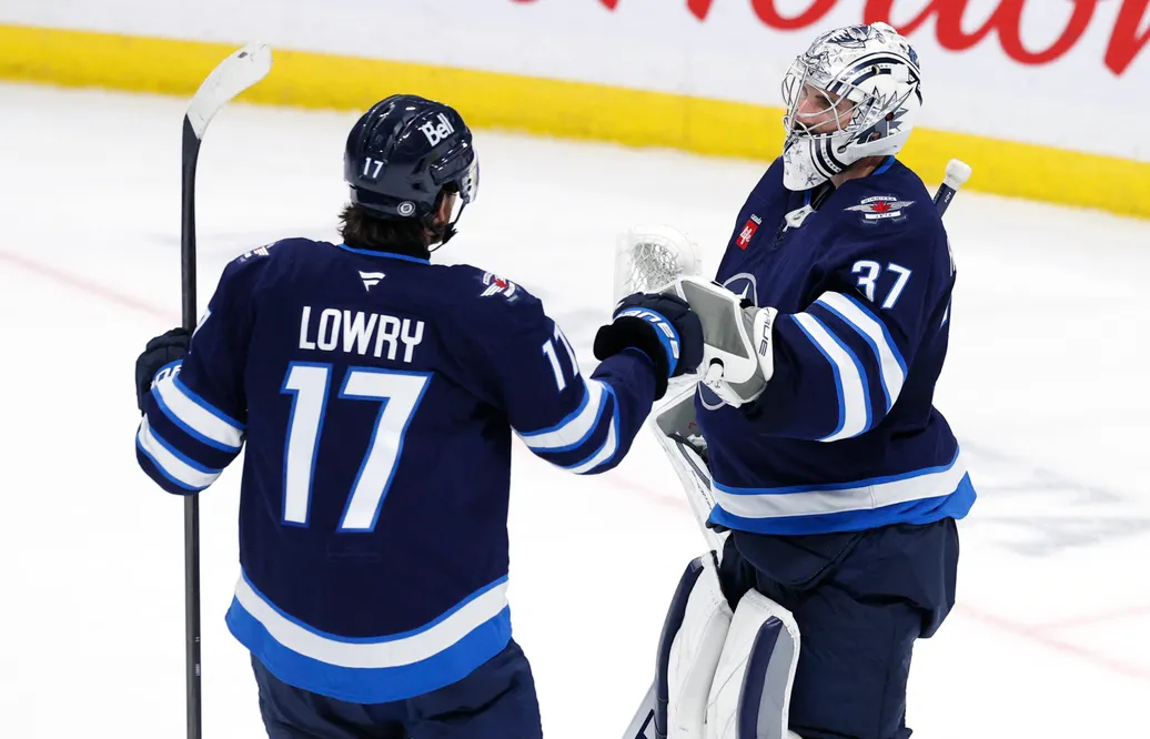 Adam Lowry kan återförenas med Connor Hellebuyck nästa vecka. Foto: James Carey Lauder-Imagn Images