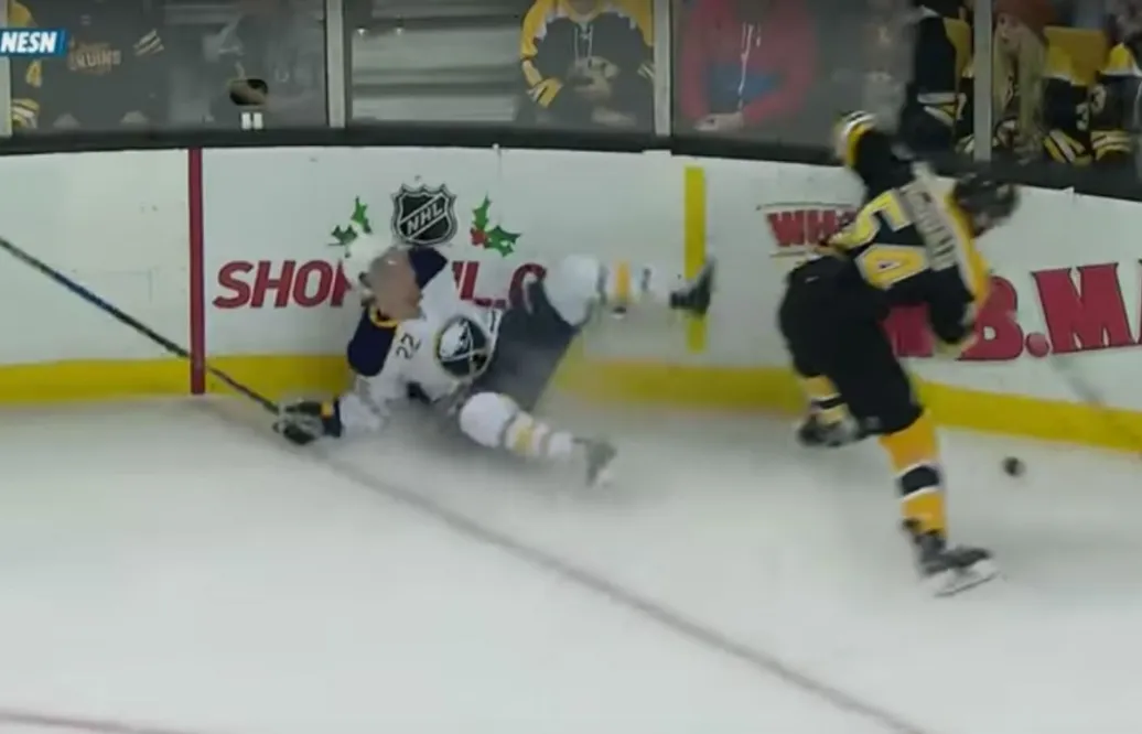 VIDEO: NHL-svensken blir skadad – då börjar kommentatorn att jubla