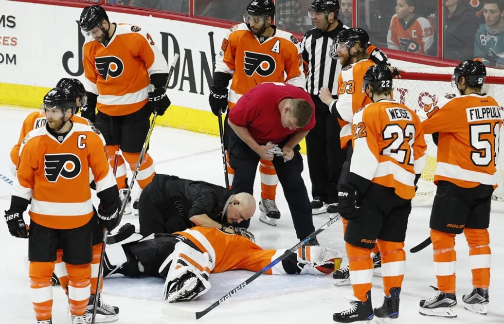 VIDEO: Otäcka scener i Philadelphia när målvakten kollapsade