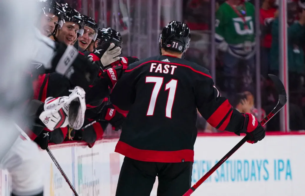 Klart: Jesper Fast skriver nytt tvåårskontrakt med Carolina Hurricanes