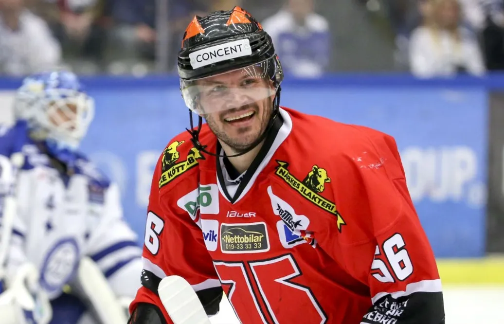 Stängs av i tre matcher efter huvudtacklingen