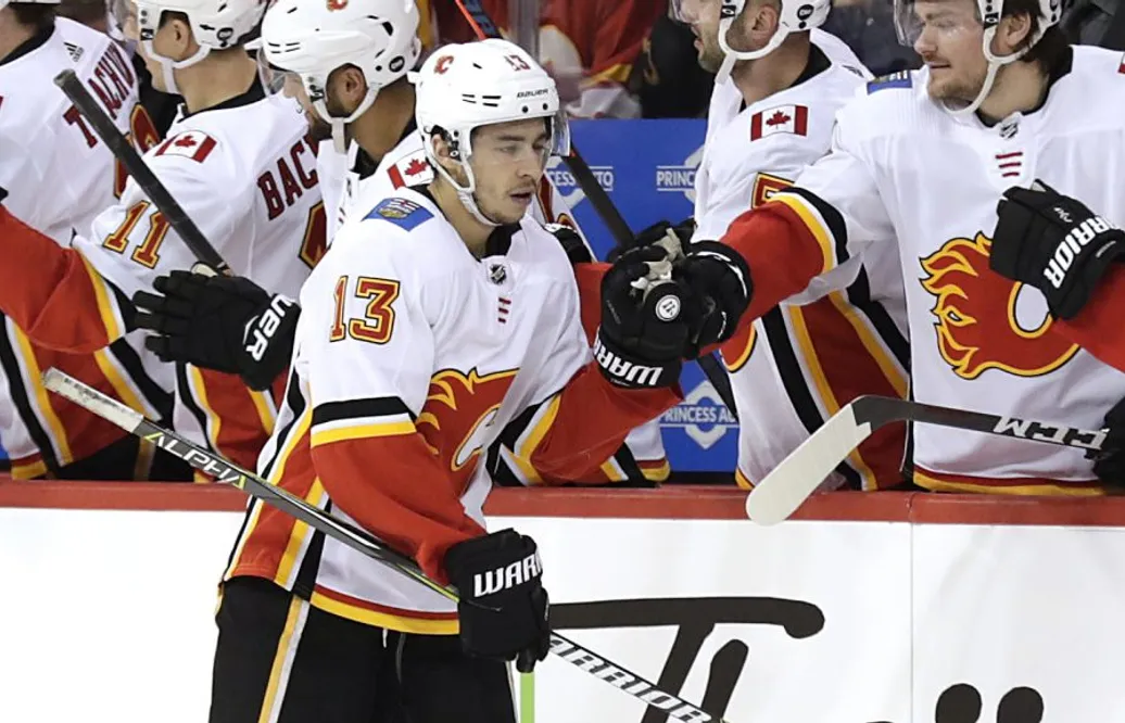 Superstjärnan sköt hattrick när Flames bröt förlustsviten
