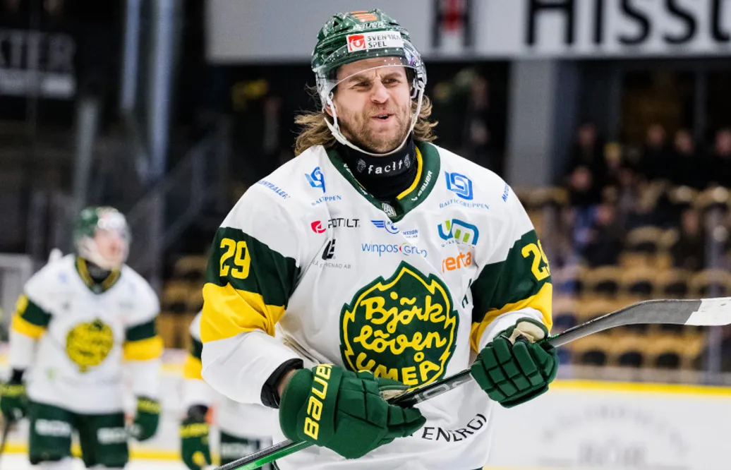 Alexander Wiklund stängs av i en match