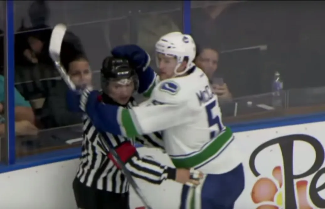 VIDEO: Canuckstalangen firar första målet – med domaren