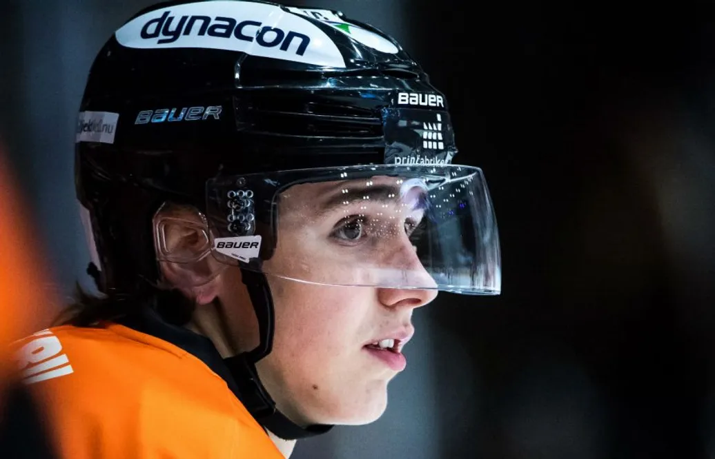 Från division 2 till SHL-debut och NHL-draft – på ett år: ”Blev jäkligt tänd när jag såg honom”
