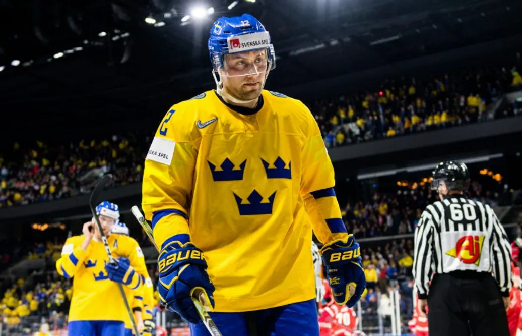 Svensken avbröt VM-premiären: ”Regler vi har vid misstänkta hjärnskakningar”