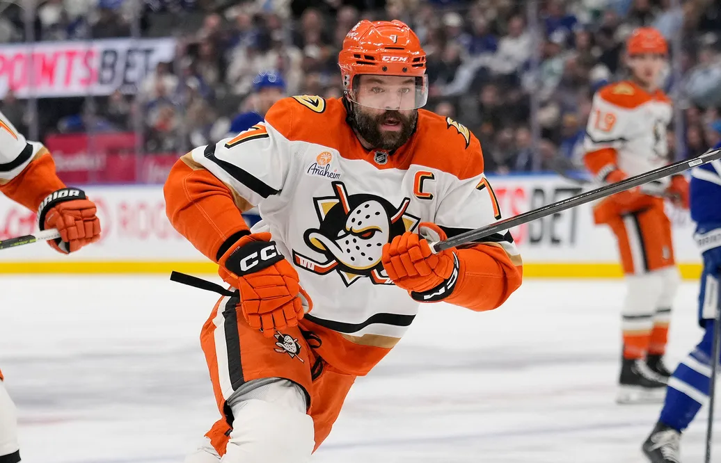 Radko Gudas ryktas vara intressant för Toronto Maple Leafs – trots att han skadade Auston Matthews. Foto: John E. Sokolowski-Imagn Images