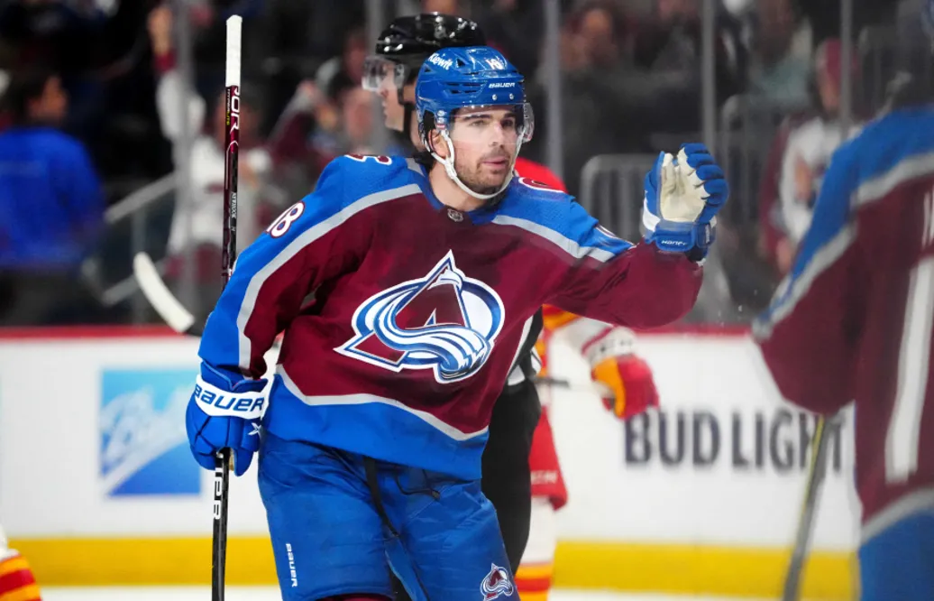 Alex Newhook skriver på för fyra år med Montréal