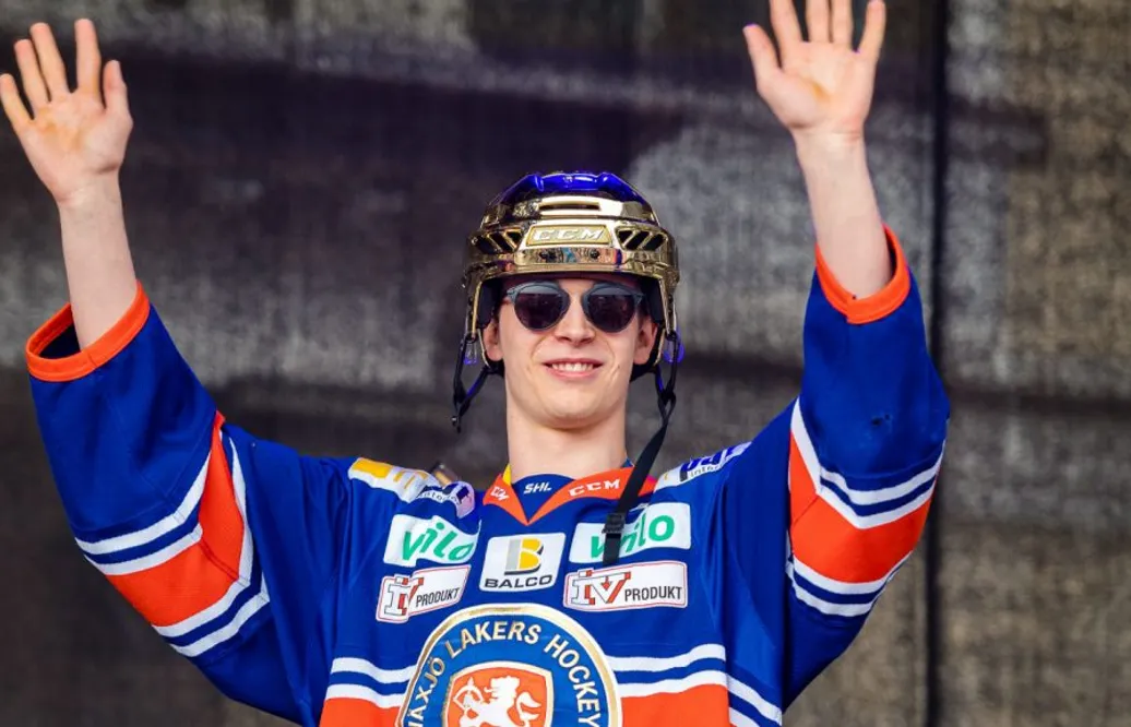 Nu har Elias Pettersson skrivit sitt första NHL-kontrakt: ”Jag kunde inte ha gjort det utan er”