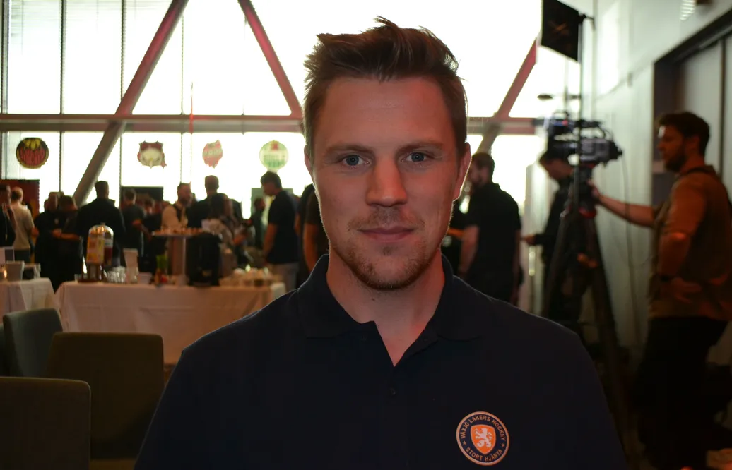 Joel Persson leder fortsatt sitt Växjö från backplats.