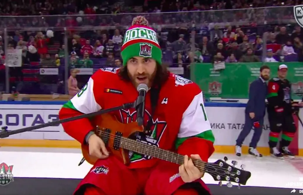 Stjärnbackens uppvisning på All-Star-matchen – uppträder med gitarr