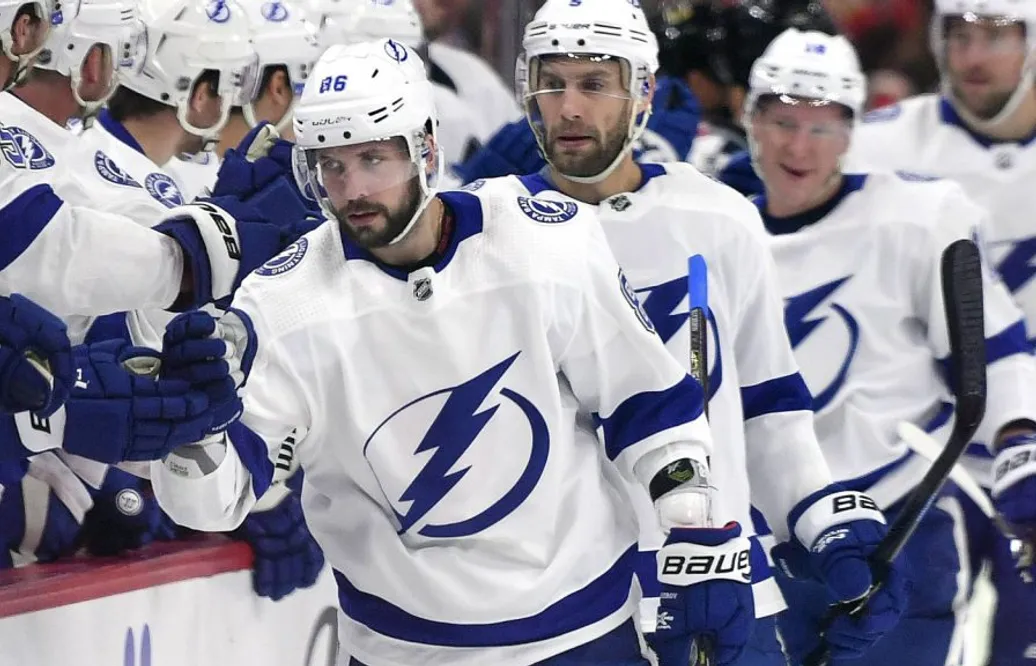 Superstjärnan förlängde poängsviten när Tampa tog tredje raka segern