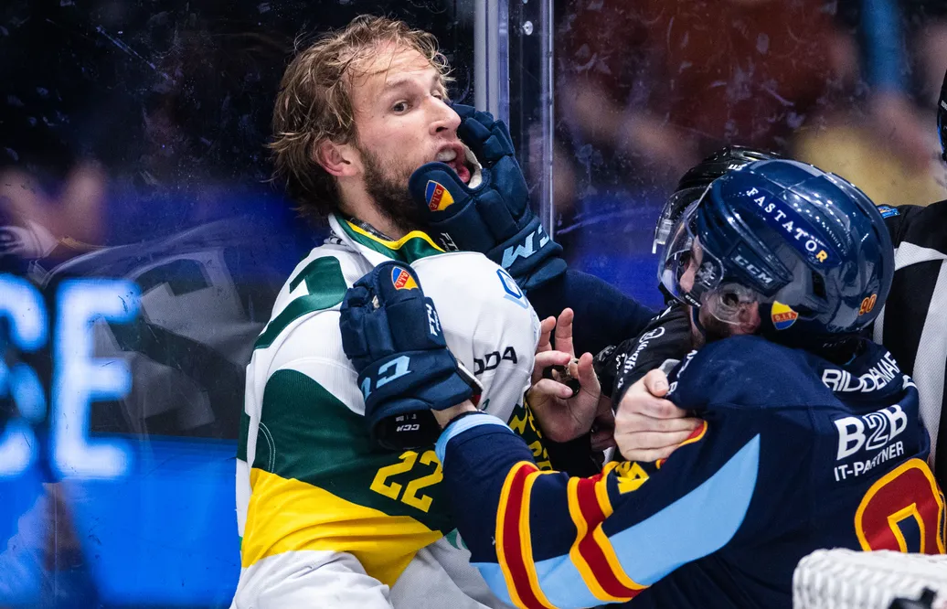 Kevin Karlsson gör upp med Fredrik Weigel under semifinal sex mellan Djurgården och Björklöven 2023. 