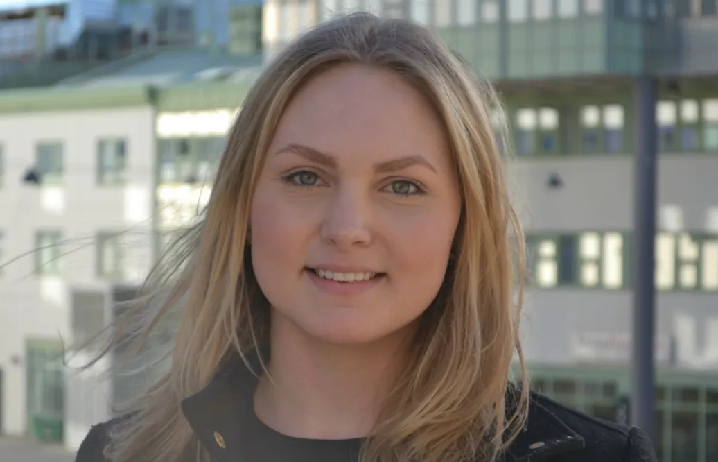 Hon mäter sig med killarna på hockeygymnasiet: ”Jag har blivit tuffare”