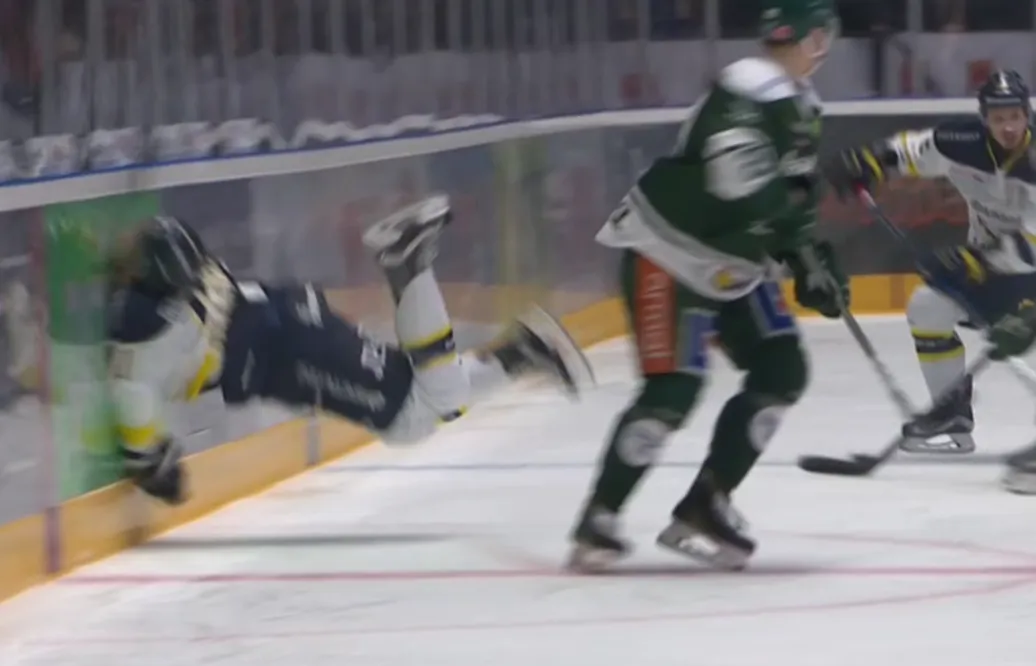 Hjälte för HV71 senast – nu fördes han till sjukhus efter otäck smäll