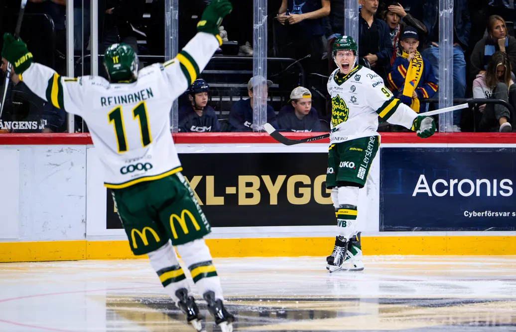 Oscar Tellström jublar 3–0-målet i SHL-premiären.