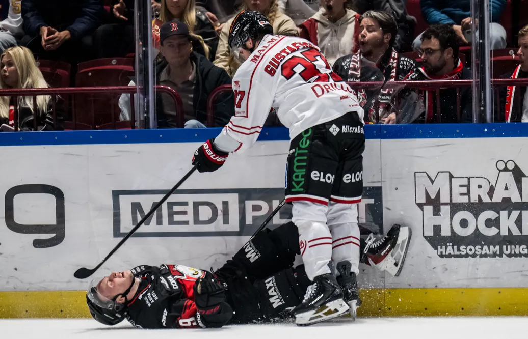 Hugo Pettersson får en tackling av Glenn Gustafsson.
