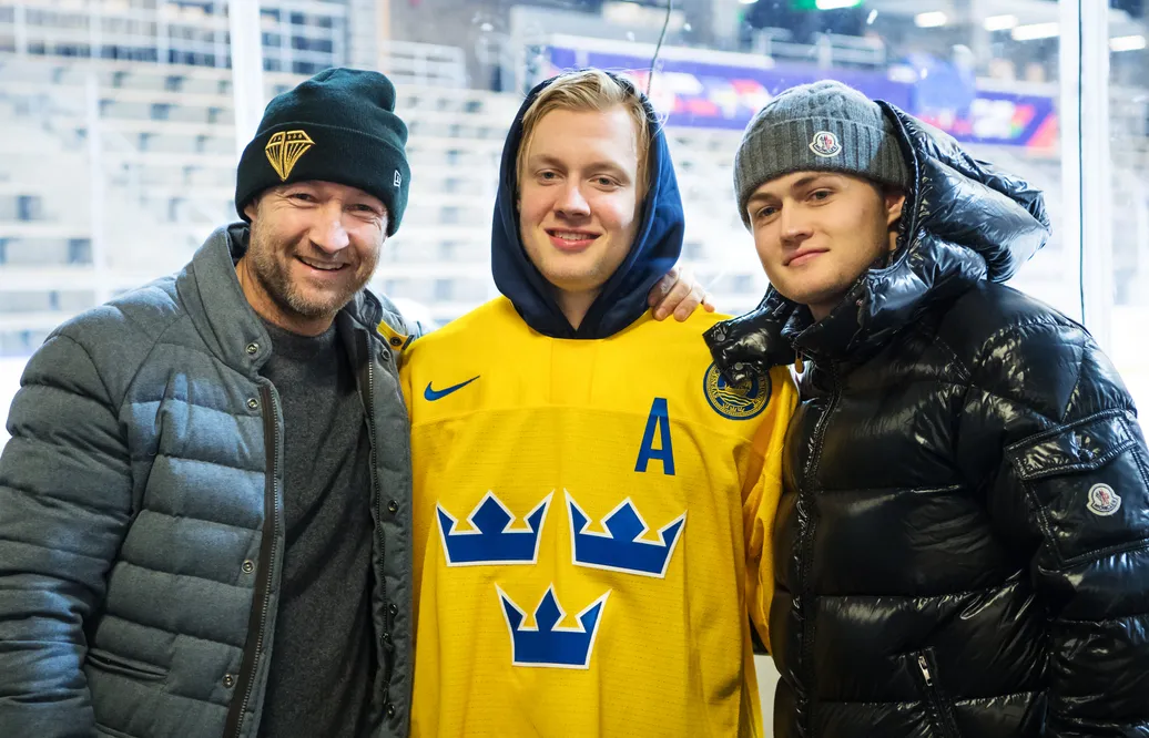 Michael Nylander tillsammans med sina söner Alexander och William.