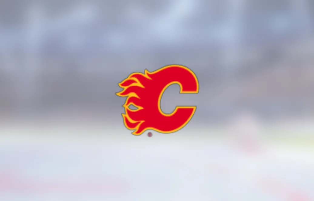 Michael Stone förlänger med Calgary Flames