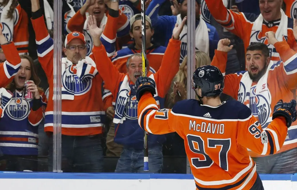 Vilken premiär – Connor McDavid sköt hattrick direkt
