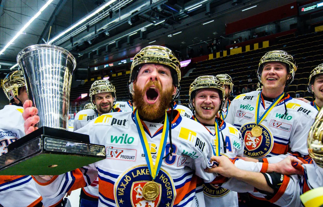 Liam Reddox får tröjan i taket i Vida Arena